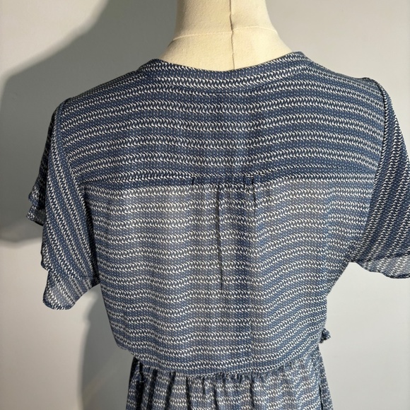 H&M Flutter Sleeve Dress, Dark Blue and white Pattern, V neck, SZ 10, li… - Picture 8 of 9